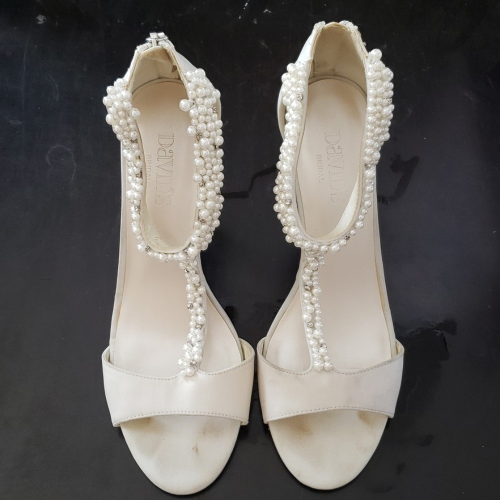 David's Bridal Pearl T strap "Loren" heels Sz 7.5